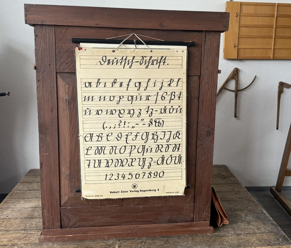 Schulkanzel mit Alphabet