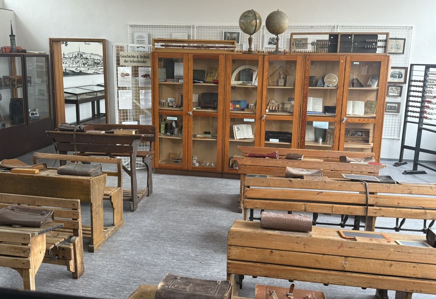 Blick des Lehrers über die Schulbänke